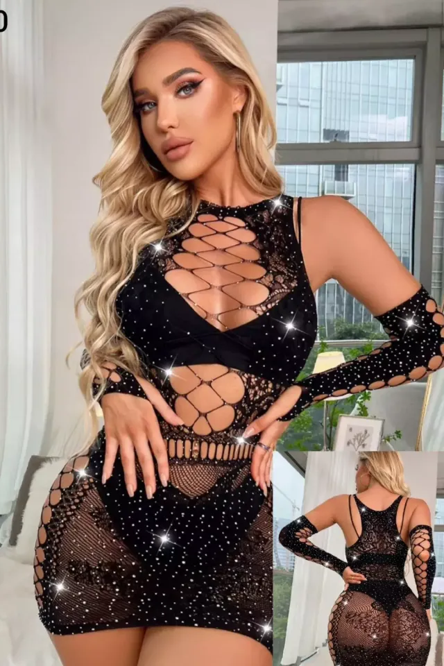 فستان نوم قصير بتصميم خيالي مع قفازات سوداء وأحجار الراين، وجوارب جسم خيالية